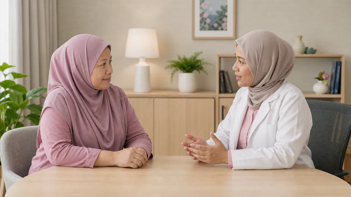 Wanita Melayu dan doktor berbincang tentang pilihan rawatan secara bersama.