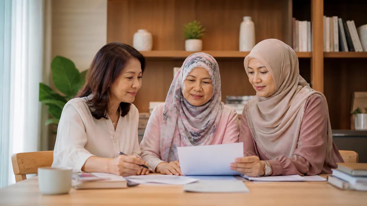 Pasukan wanita Malaysia bekerjasama menyemak kandungan kesihatan.